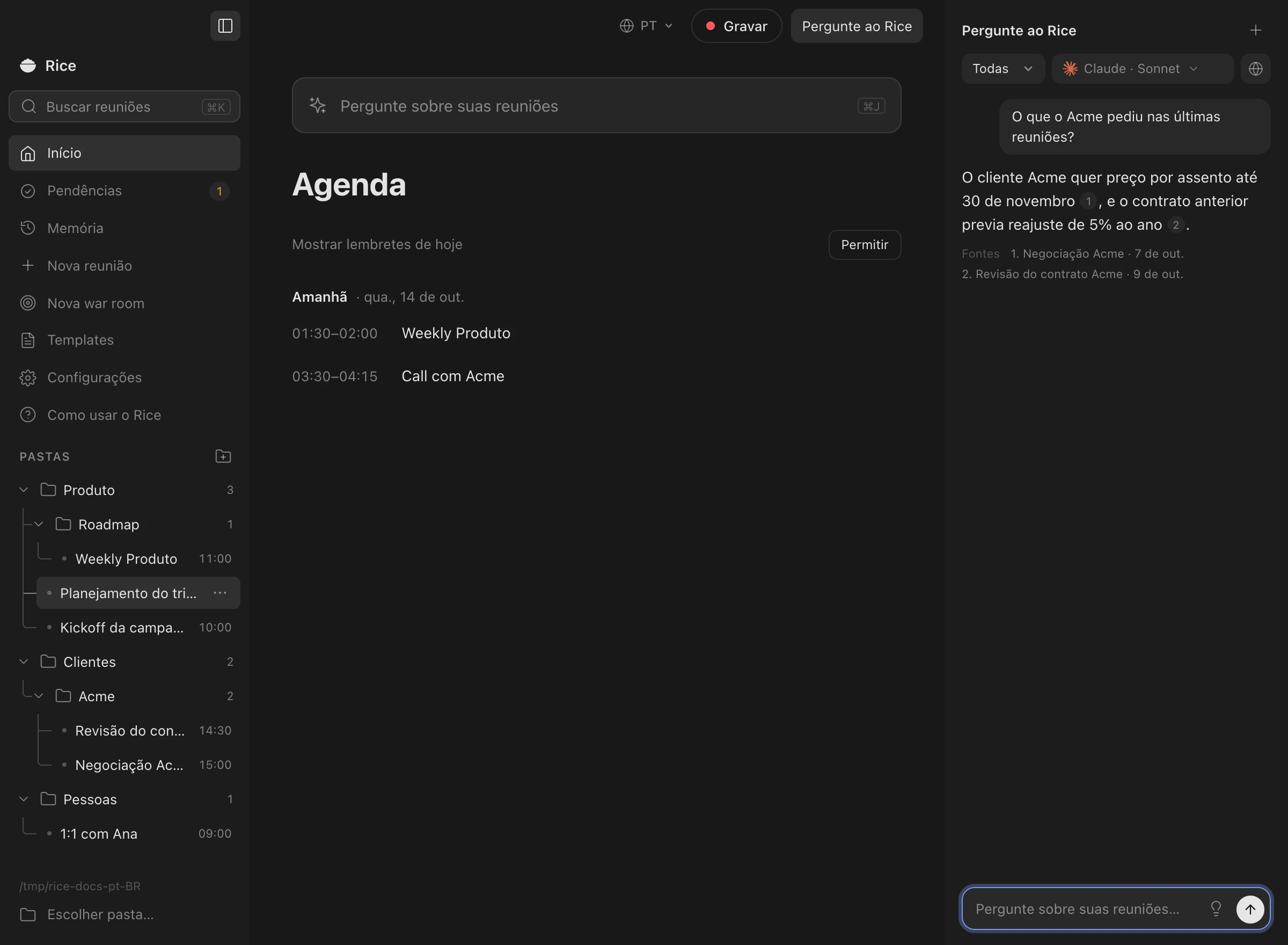 Chat entre todas as reuniões respondendo uma pergunta sobre um cliente, com fontes numeradas que apontam para duas reuniões.