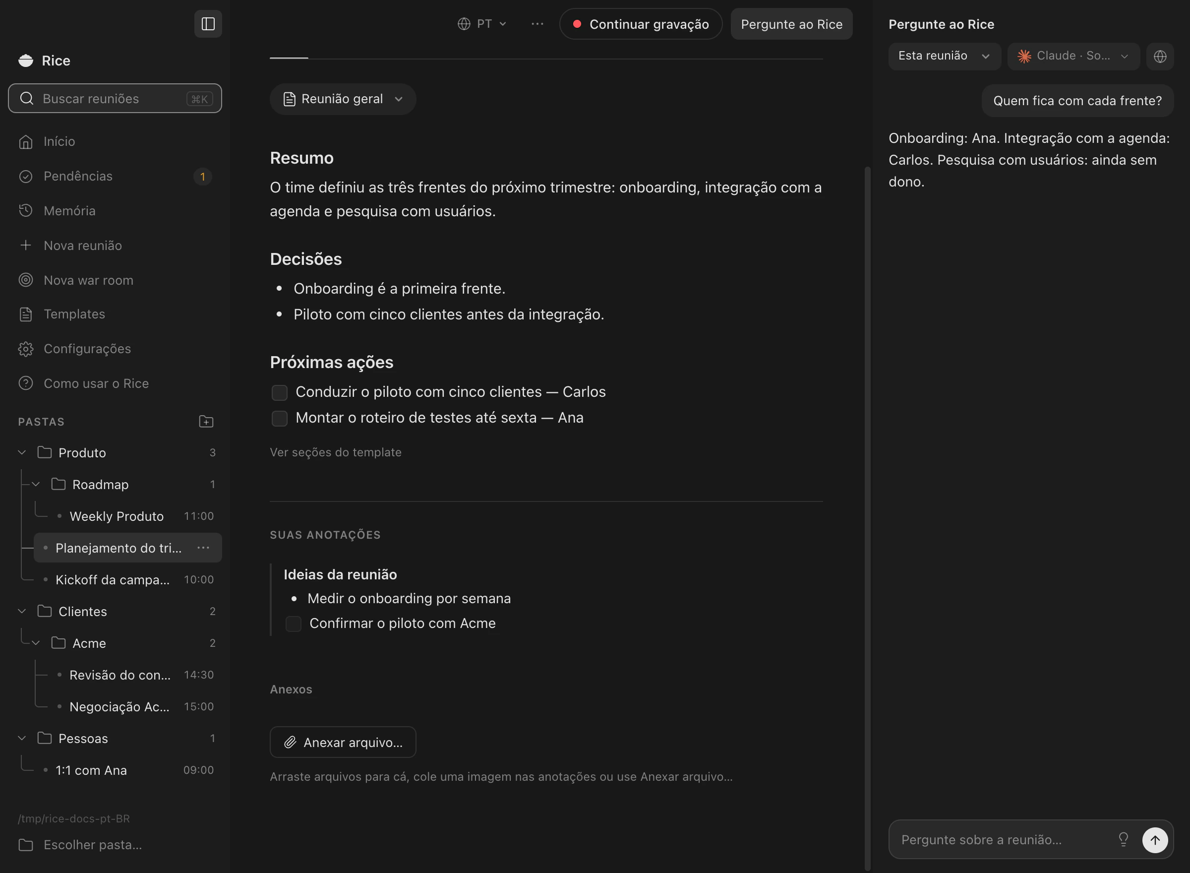 Notas de uma reunião com resumo, decisões e próximas ações. As linhas que a pessoa digitou durante a reunião aparecem destacadas.