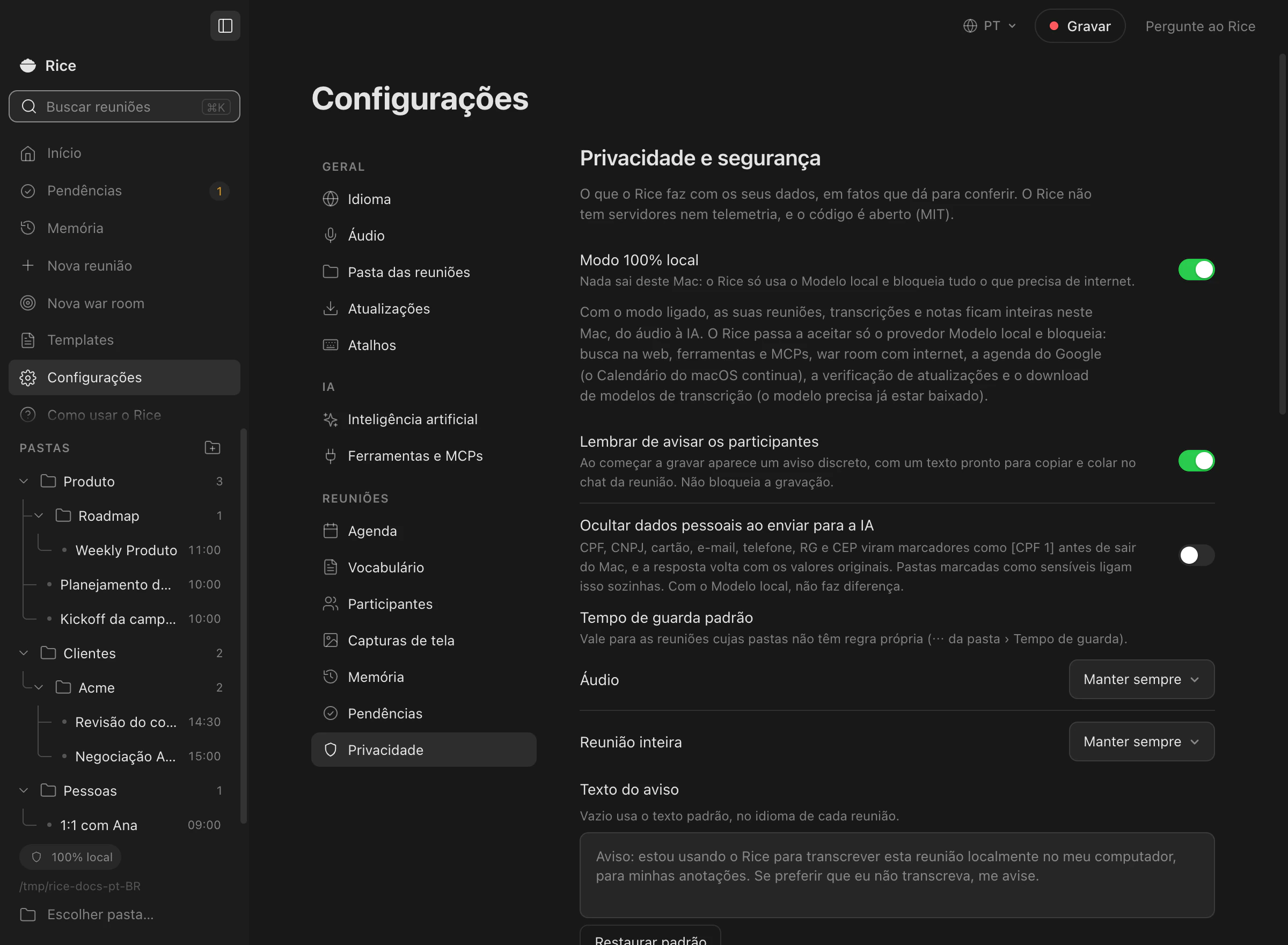 Configurações de privacidade e segurança com o Modo 100% local e o lembrete de avisar os participantes ligados, e a opção de ocultar dados pessoais antes de enviar para a IA.